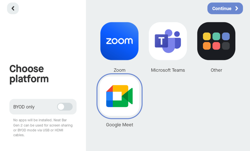 Neat vergaderapparatuur in een moderne vergaderruimte met meerdere camera-hoeken
